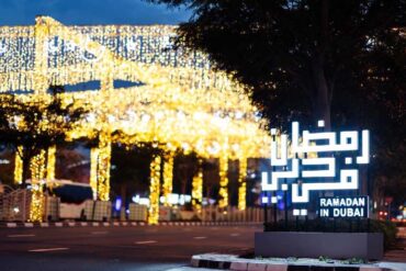 Jumeirah Street mit besonderen Dekorationen und Lichtern zur Feier des Ramadan