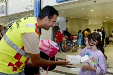 Dubai Airports verteilt 73.000 Pakete mit Snacks und Wasser an Passagiere