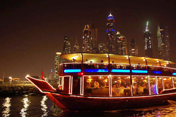 رحلة عشاء على مركب الداو دليل المطاعم في دبي