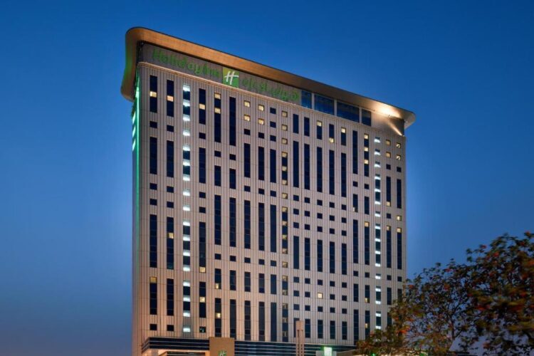 فندق هوليدي ان فيستيفال افضل فنادق للاطفال في دبي