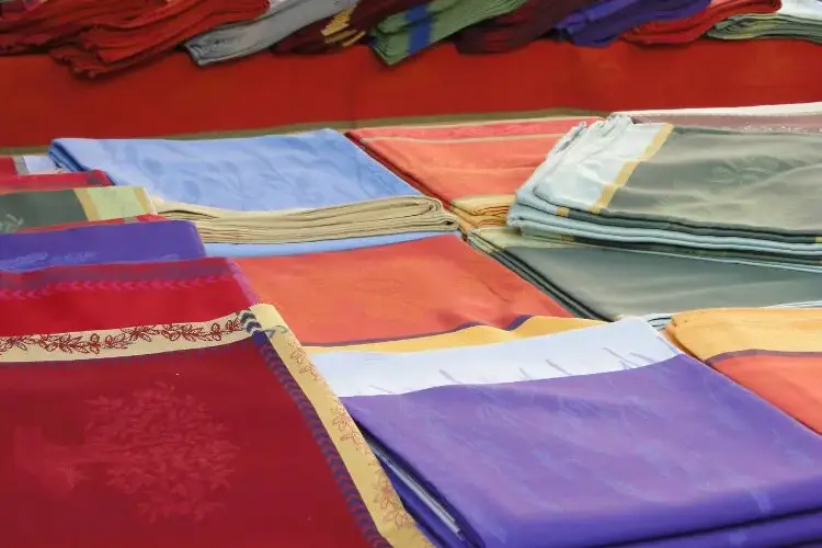 اكتشافات في سوق دبي للأقمشة