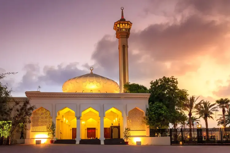 أفضل 12 وجهة تراثية في دبي 8 المسجد الكبير في بر دبي