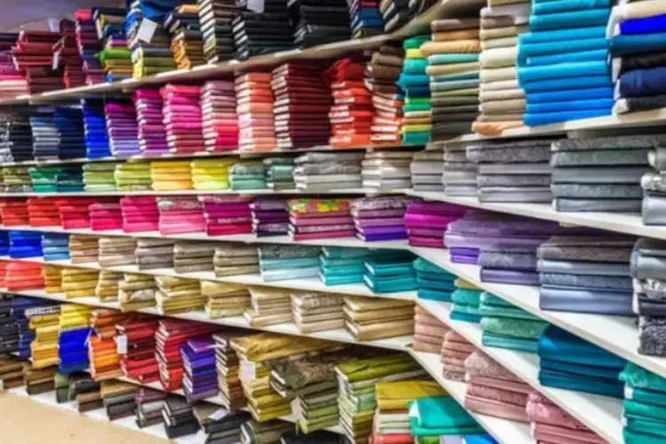 توجيه السياح للتسوق في سوق الجملة للاقمشة