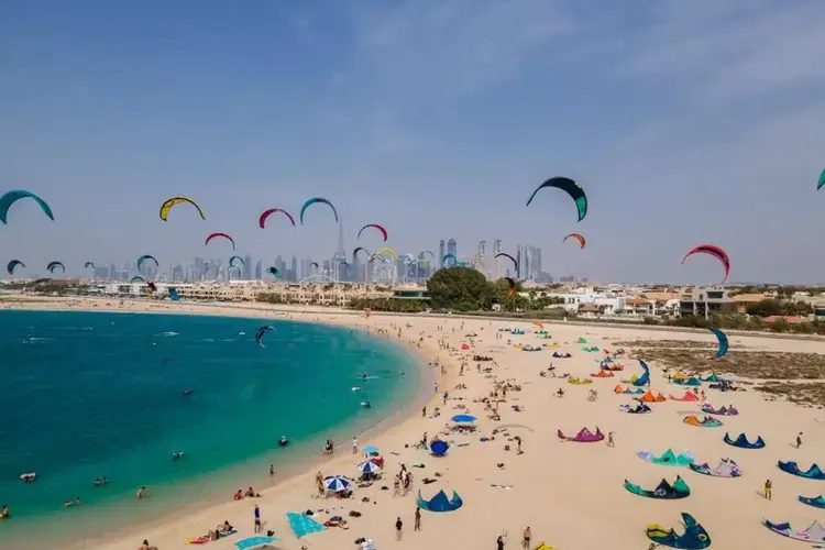 أفضل شواطئ دبي لعام 2024 8 شاطئ كايت بيتش دبي أفضل شواطئ دبي