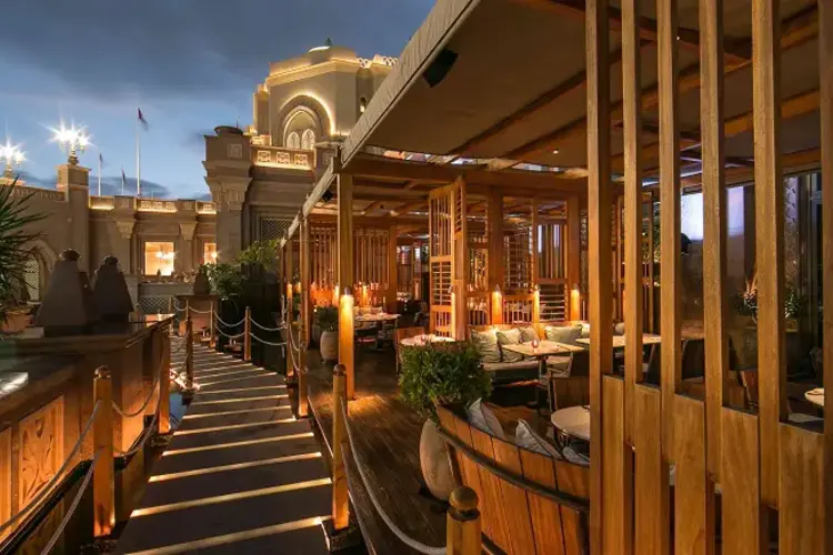 مطعم هاكاسان أتلانتس النخلة