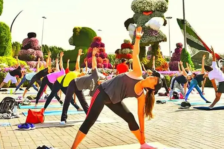 حديقة دبي المعجزة: تجربة فريدة بين جمال الزهور والأنشطة الترفيهية 12 اليوجا في حديقة دبي المعجزة