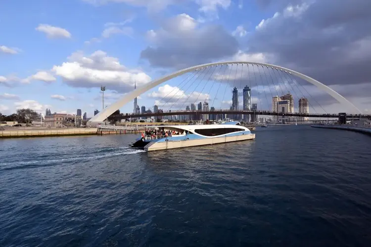 رحلات القوارب في قناة دبي المائية