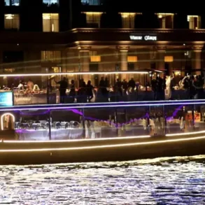 رحلة بحرية في قناة دبي المائية