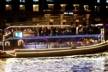 رحلة بحرية في قناة دبي المائية