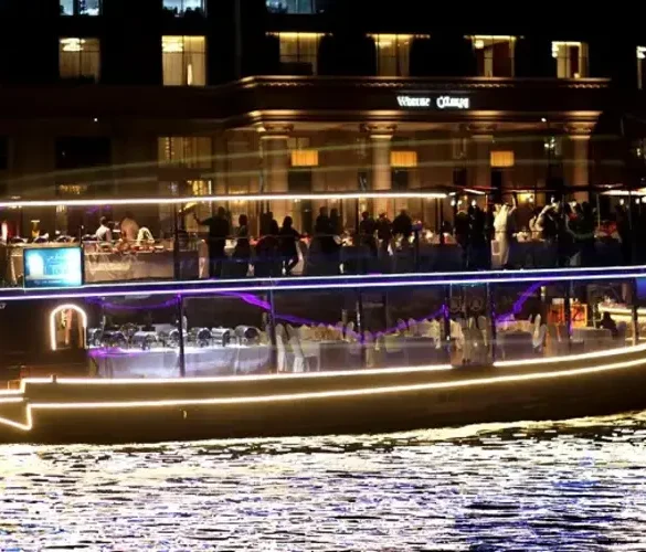 رحلة بحرية في قناة دبي المائية