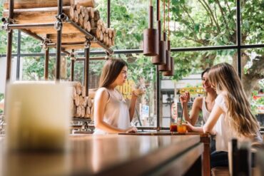 مقهى مع حدائق خلابة في دبي