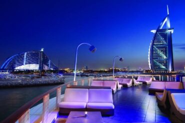 Die VAE ein Top-Ziel für junge britische und französische Millionäre