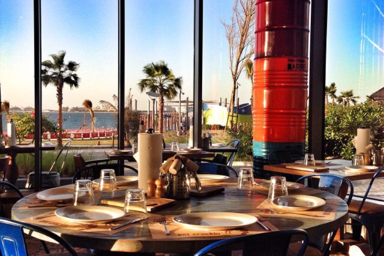 ابرونز آند هامرز-افضل كافيهات دبي على البحر