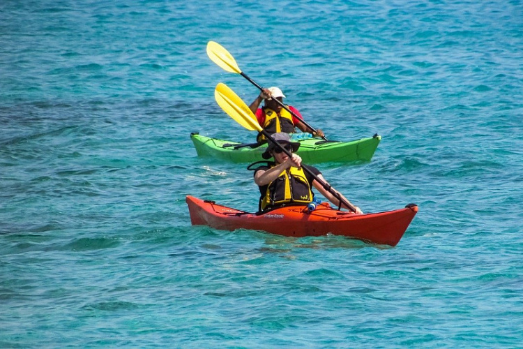 التجديف في شاطئ جزر دبي