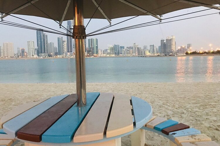 حديقة شاطئ الممزر: وجهتك المثالية للترفيه والاستجمام في دبي 6 السباحة والحمامات الشمسية في حديقة شاطئ الممزر