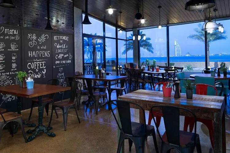 ريفيو كافيه  أجمل كافيهات دبي على البحر
