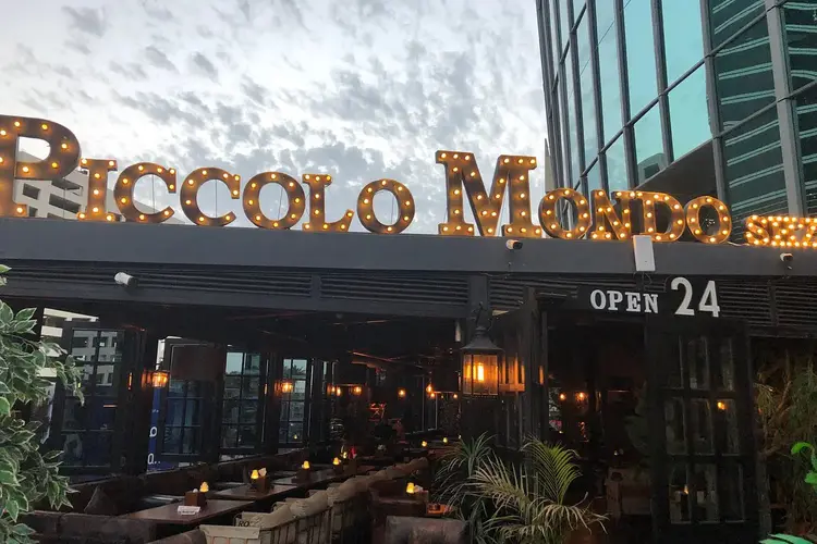 مقهى بيكولو موندو