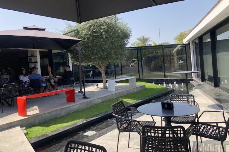 افضل مقهي مع حدائق خلابة في دبي 12 مقهى ذا غراي أفضل مقهى مع حدائق خلابة في دبي