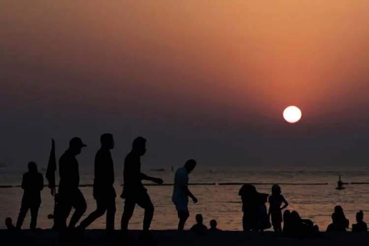 السياحة الليلة في شاطئ أم سقيم