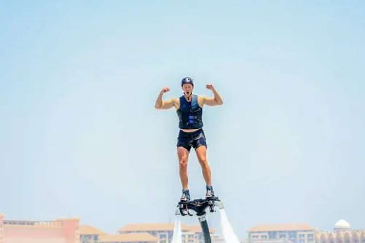 التزلج على الماء في شاطئ جزر دبي