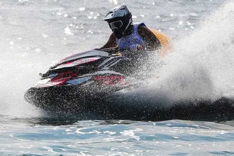 الركض وركوب الدراجات في شاطئ جزر دبي