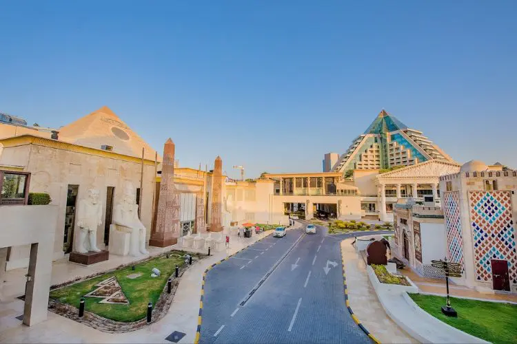 الملابس والأزياء وافي مول