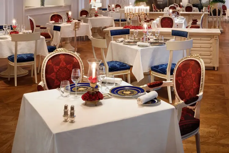  قاعات رجال الأعمال فندق فيرساتشي دبي