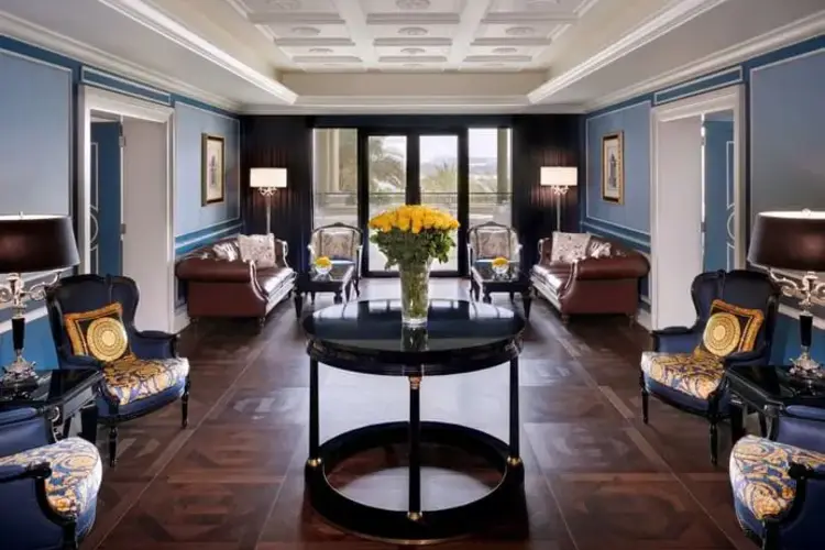  قاعات رجال الأعمال فندق فيرساتشي دبي