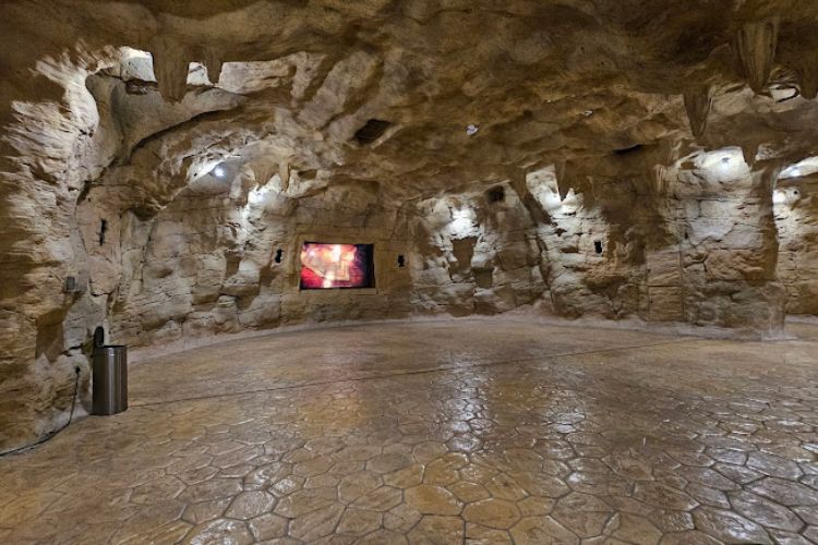 الحديقة القرانية في دبي: فريدة تجمع بين الطبيعة والروحانية 6 استكشاف كهف المعجزات