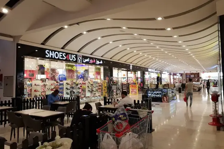 سنشري مول دبي: وجهتك المثالية للتسوق والترفيه 8 محلات الاحذيه والحقائب في سنشري مول دبي