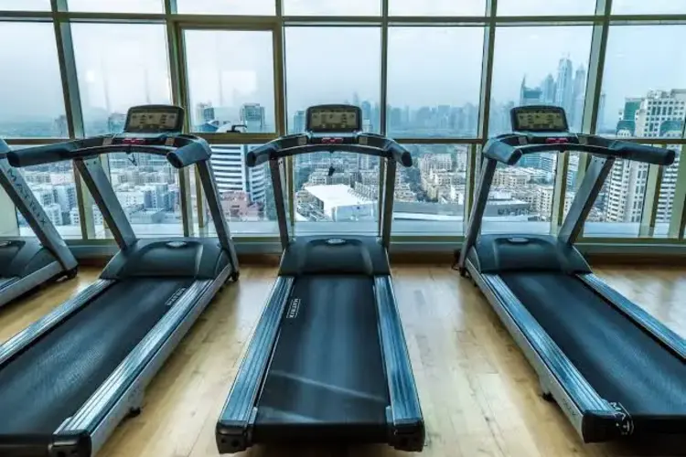 استمتع بإقامة فاخرة في فيرست سنترال هوتيل سويتس 8 النادي الصحي فندق فيرست سنترال هوتيل سويتس