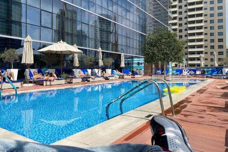 فندق تريب باي ويندام دبي: تجربة إقامة فاخرة 14 حمام سباحة فندق تريب باي ويندام دبي