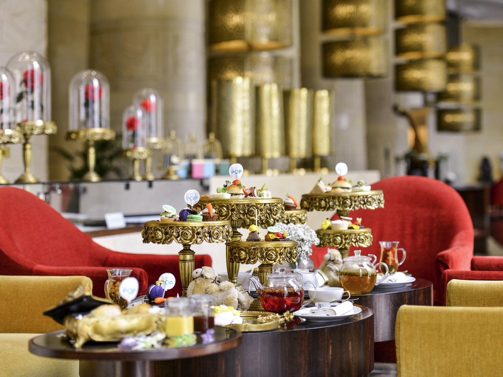 تجربة الطعام والمشروبات في فندق رافلز دبي