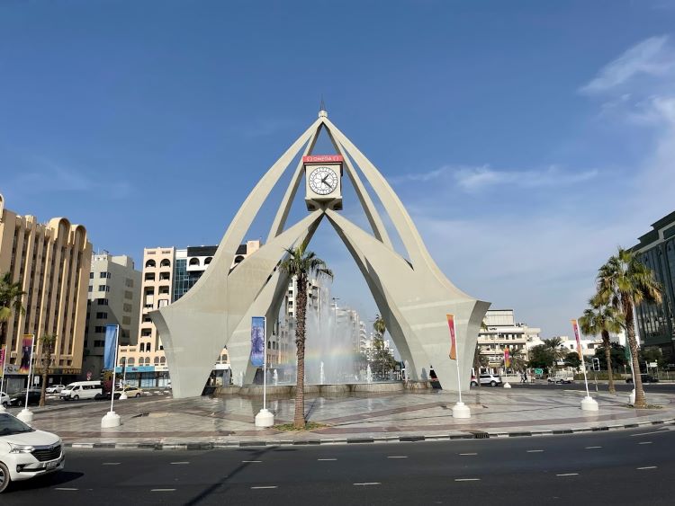 المعلم السياحي برج ساعة ديرة القريب من فندق الخالدية