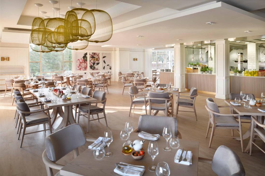 فندق العنوان مونتجمري دبي: مكانك المثالي للاسترخاء والرفاهية 6 خيارات الطعام والمشروبات في فندق العنوان مونتجمري دبي