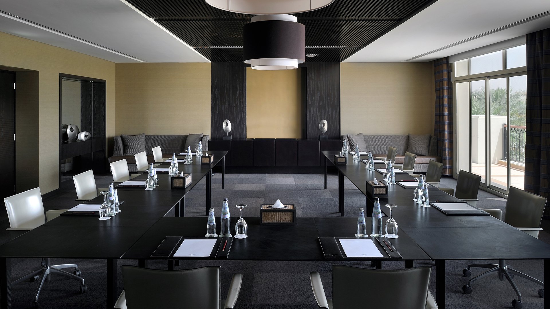 فندق العنوان مونتجمري دبي: مكانك المثالي للاسترخاء والرفاهية 12 قاعات رجال الأعمال في فندق العنوان مونتجمري