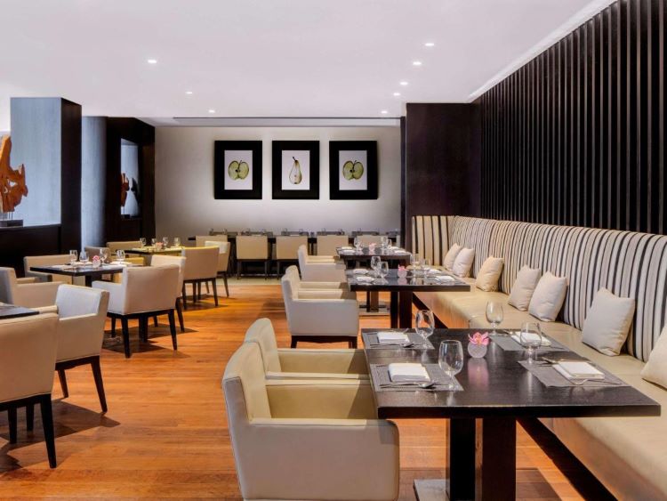 تجربة العام والمشروبات في فندق بولمان دبي كريك سيتي سنتر