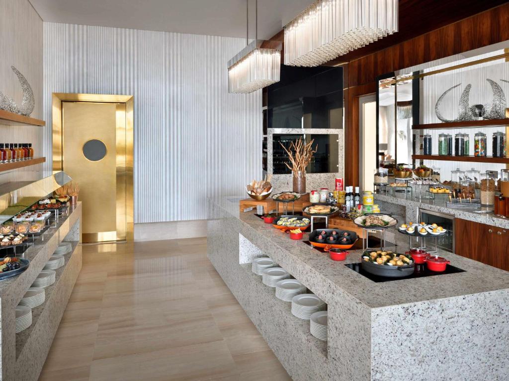 تجربة الطعام والمشروبات في فندق جراند بلازا موفنبيك ميديا