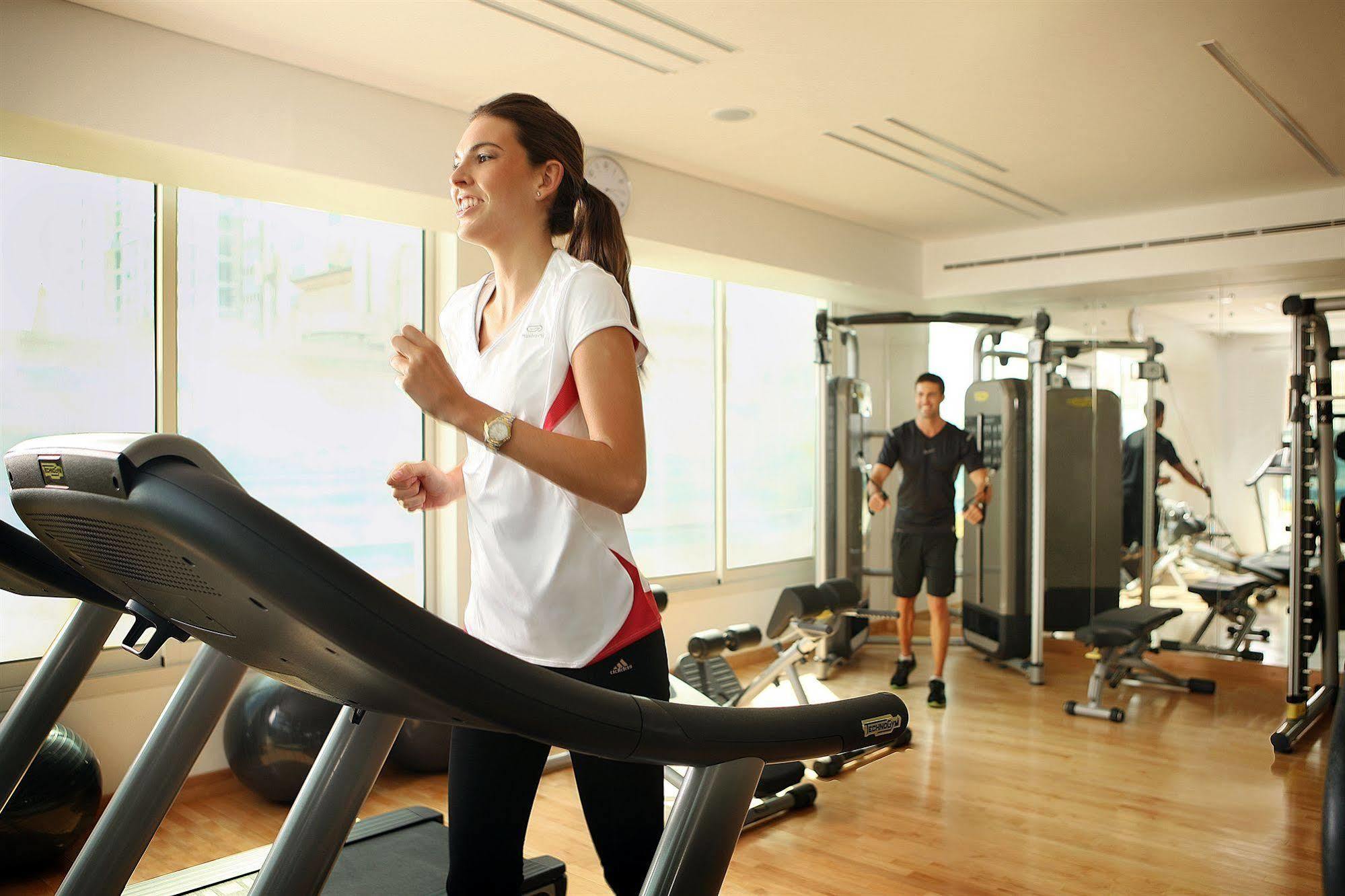 فندق جراند كوزموبوليتان - النادي الرياضي