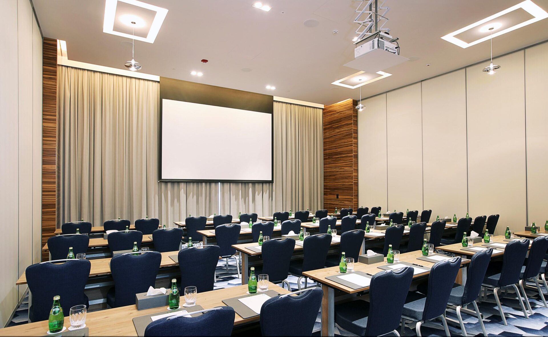 فندق جراند كوزموبوليتان - قاعات رجال الأعمال