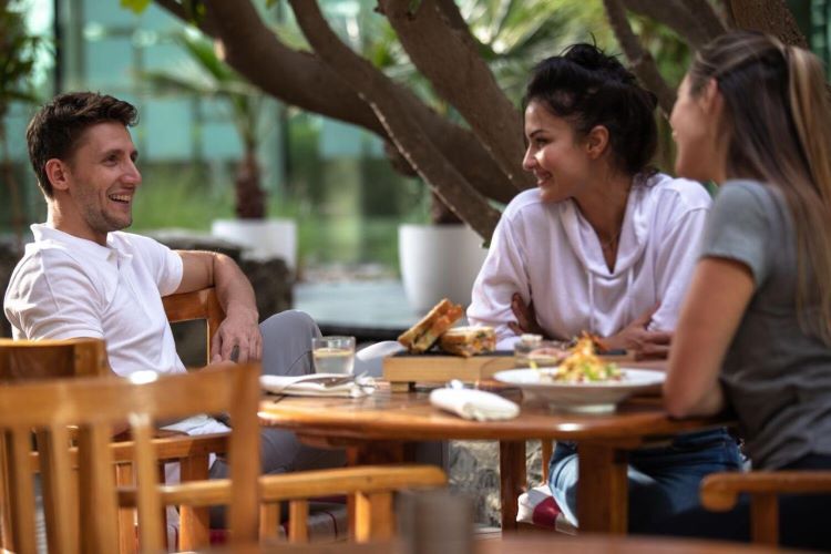 فندق جميرا الخور دبي: إطلالات ساحرة على خور دبي 6 خيارات الطعام والمشروبات في فندق جميرا الخور دبي