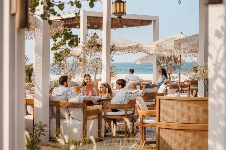 فندق جميرا بيتش: ملاذك الفاخر على شواطئ دبي 8 فندق جميرا بيتش - تجربة الطعام