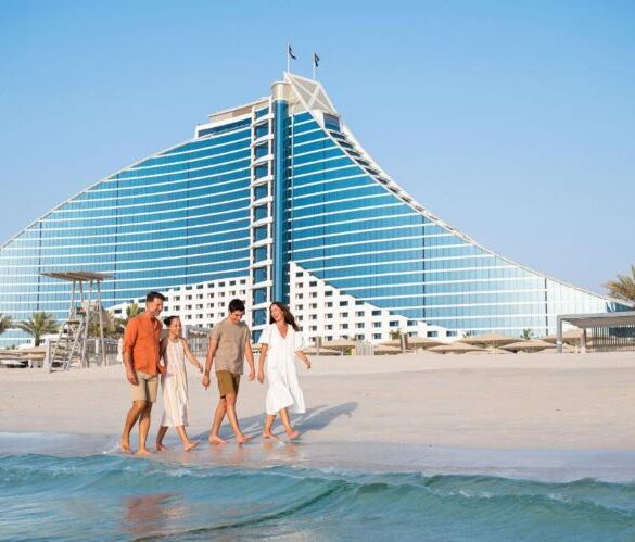 فندق جميرا بيتش: ملاذك الفاخر على شواطئ دبي