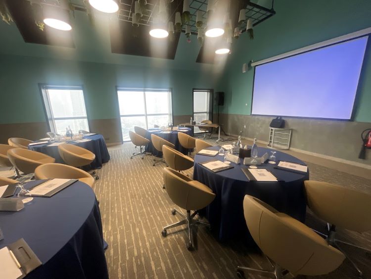 فندق دوسيت ثاني دبي: وجهتك لتجربة إقامة فخمة 12 قاعات رجال الأعمال فندق دوسيت ثاني دبي