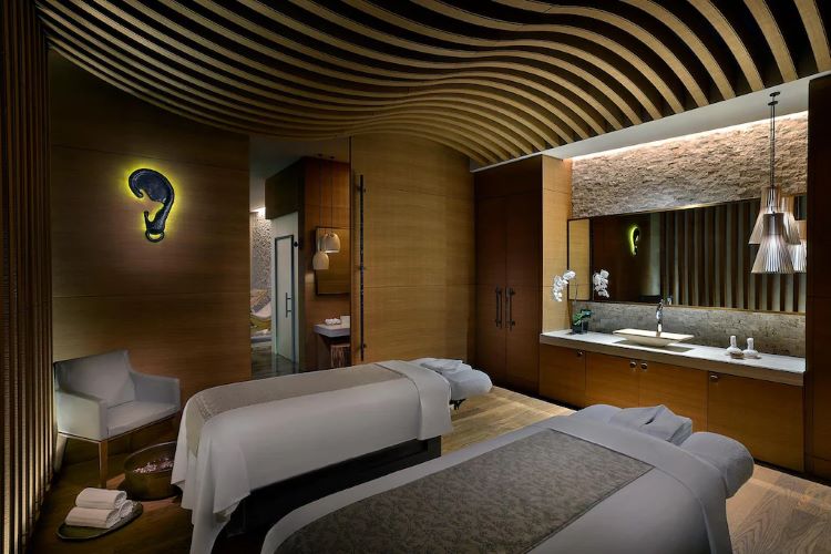 فندق ذا سانت ريجيس داون تاون دبي: أحدث فندق على قناة دبي 12 النادي الصحي في فندق سانت ريجيس