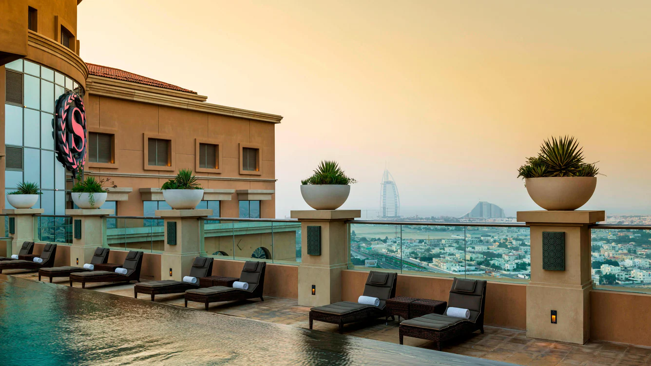  فندق شيراتون مول الامارات - مسابح مذهلة