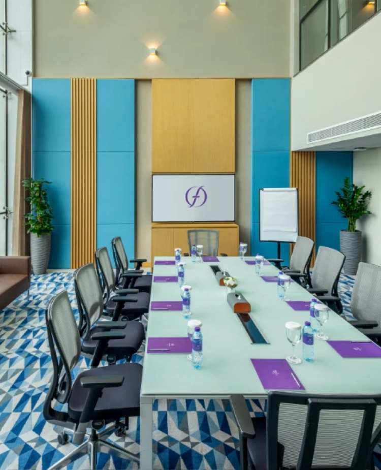 فندق فلورا إن مطار دبي: ملاذك الفاخر قبل وبعد رحلتك 12 فندق فلورا إن مطار دبي – قاعات الاجتماعات