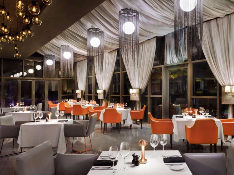 فندق موفنبيك شاطئ جميرا: تجربة فاخرة في قلب دبي 6 خيارات الطعام والمشروبات فندق موفنبيك شاطئ جميرا