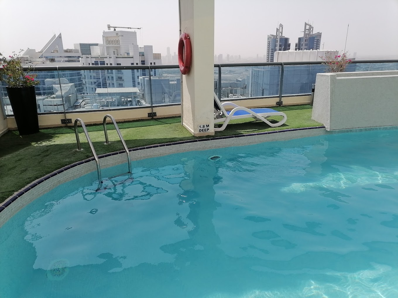 استمتع بإقامة فاخرة في فيرست سنترال هوتيل سويتس 12 حمام سباحة في فندق فيرست سنترال هوتيل سويتس