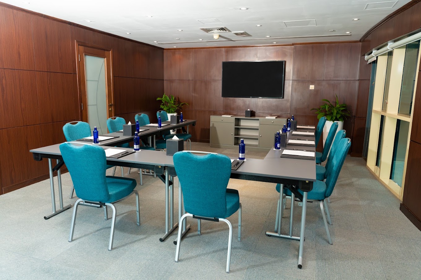 استمتع بإقامة فاخرة في فيرست سنترال هوتيل سويتس 10 قاعات رجال الأعمال فيرست سنترال هوتيل سويتس